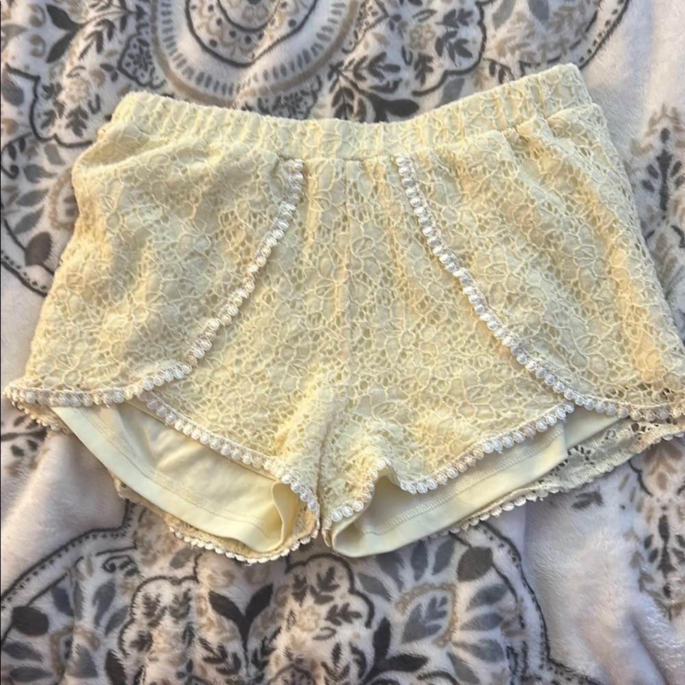 DAVI & DANI Cream Lace Shorts